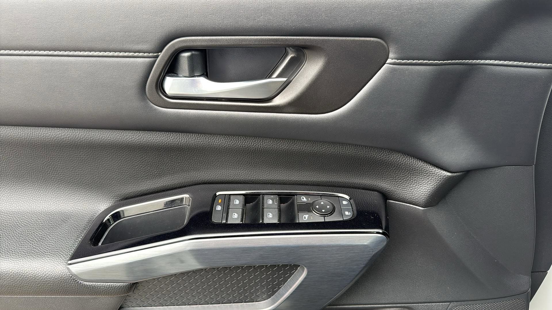 Used 2024 Nissan Pathfinder SL image 27