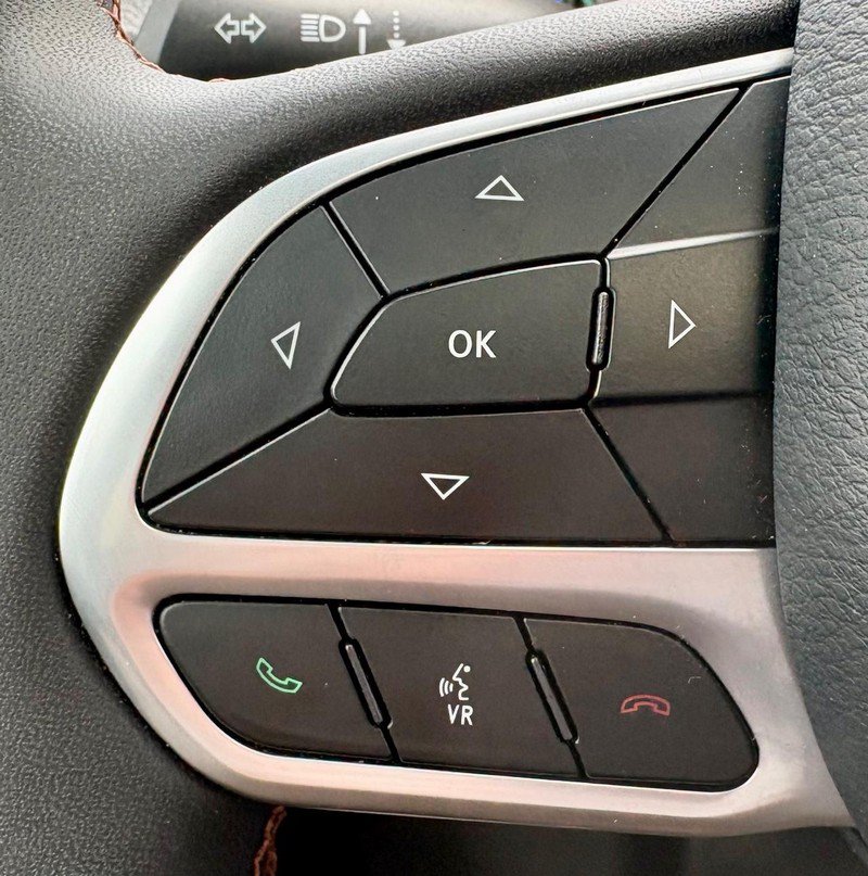 Used 2025 Chrysler Pacifica Pinnacle FWD image 23
