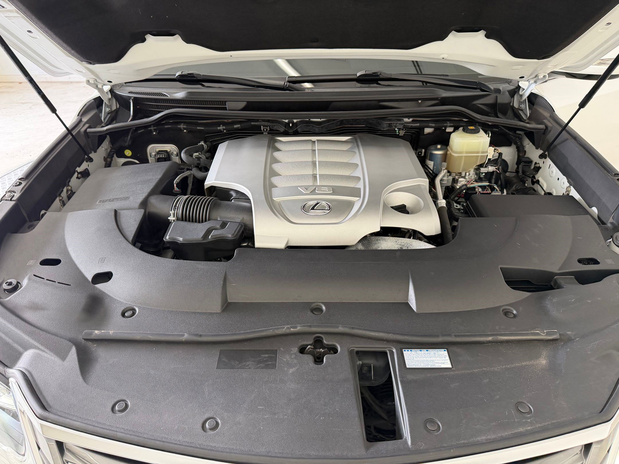 Used 2020 Lexus LX 570 4WD w/ Luxury Package image 34