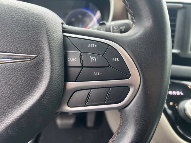 Used 2018 Chrysler Pacifica Touring-L w/ Tire & Wheel Group FWD image 15