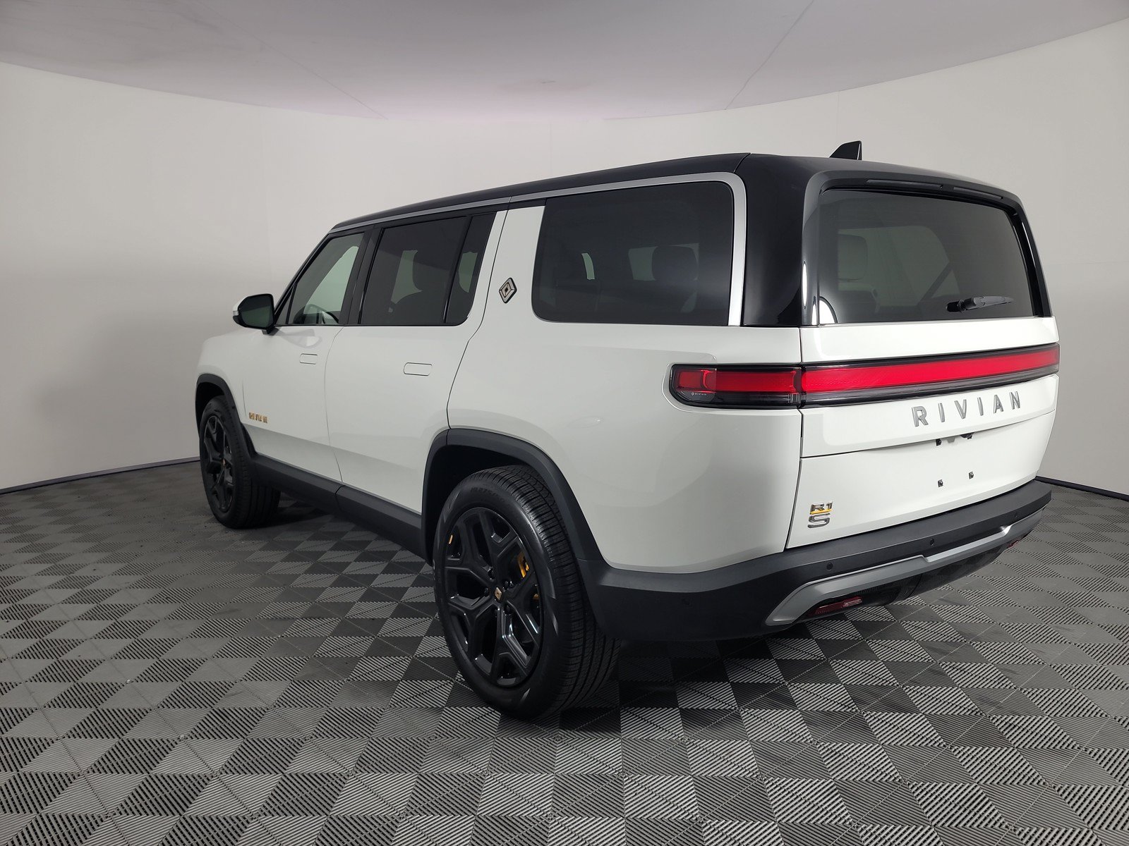 Used 2024 Rivian R1S Adventure AWD/4WD image 3