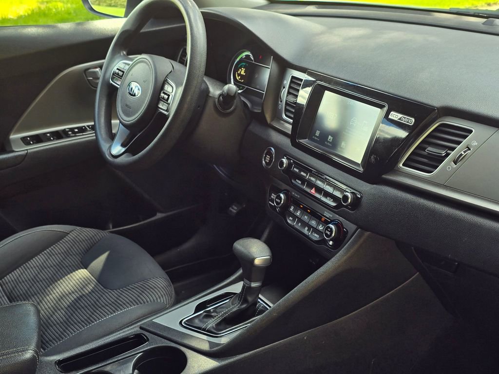 Used 2017 Kia Niro LX image 18