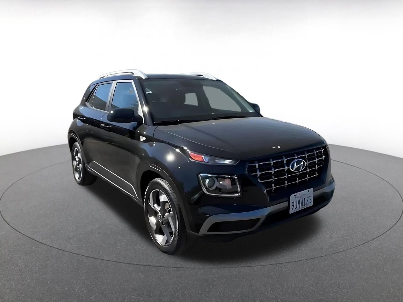 Used 2025 Hyundai Venue SEL FWD image 3