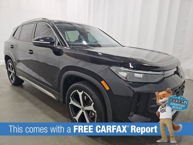 Used 2025 Volkswagen Tiguan SE image 2