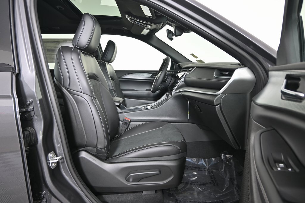 New 2025 Jeep Grand Cherokee Altitude image 13