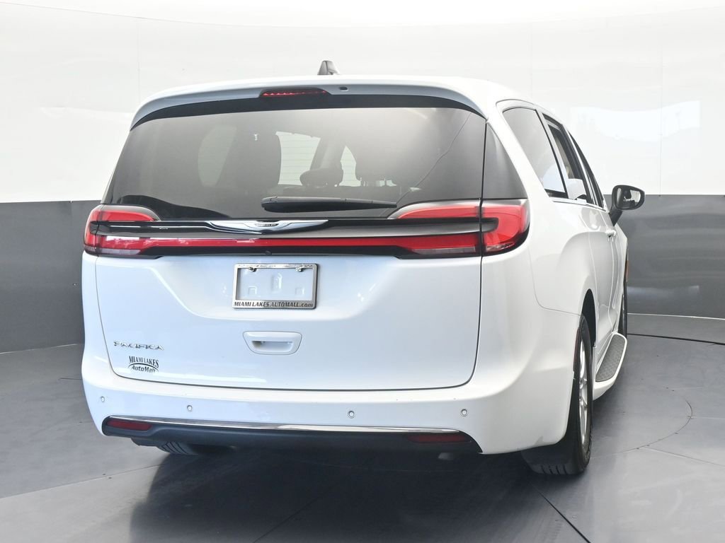 Used 2023 Chrysler Pacifica Touring-L image 5