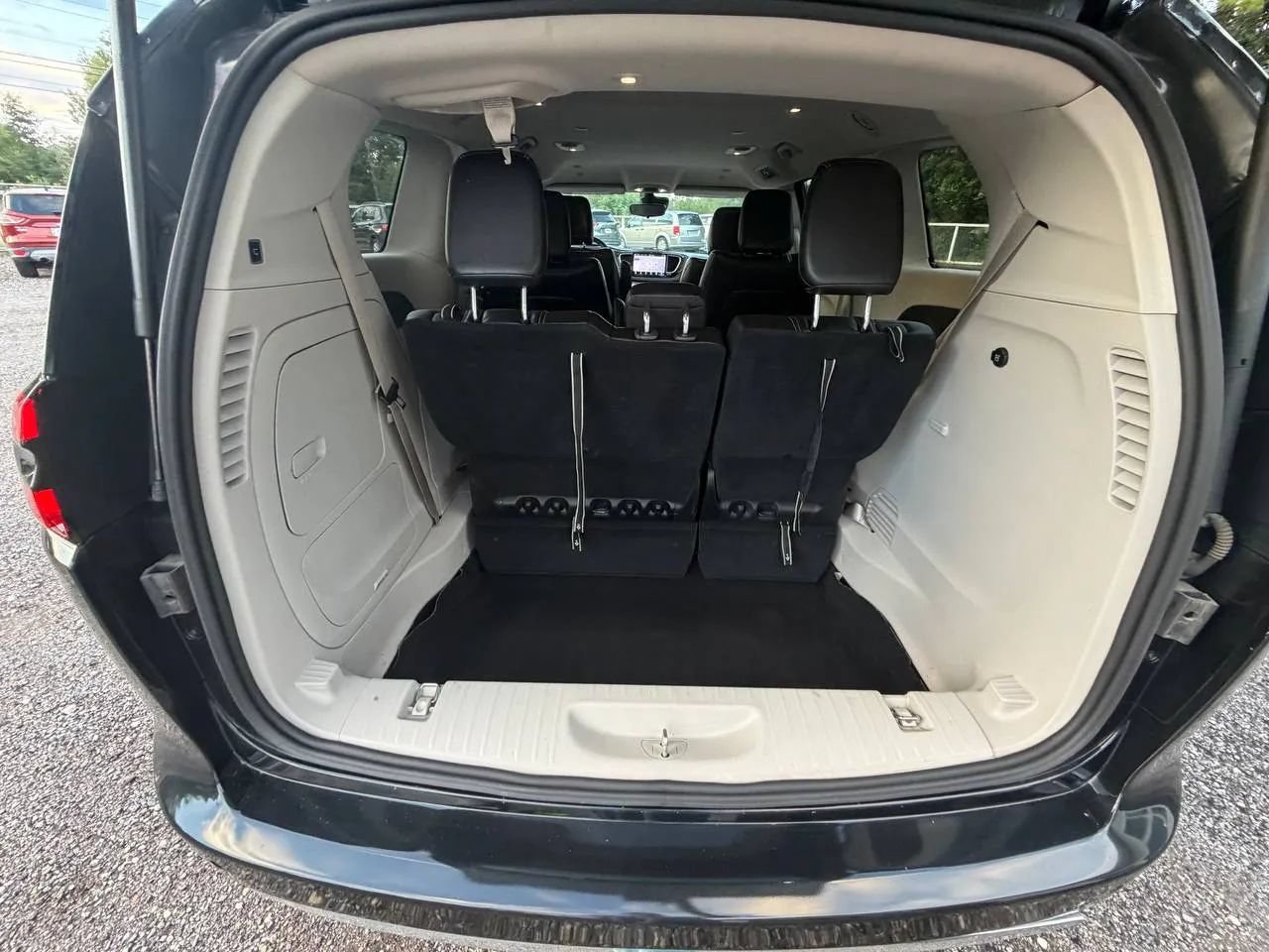 Used 2023 Chrysler Pacifica Touring-L FWD image 14
