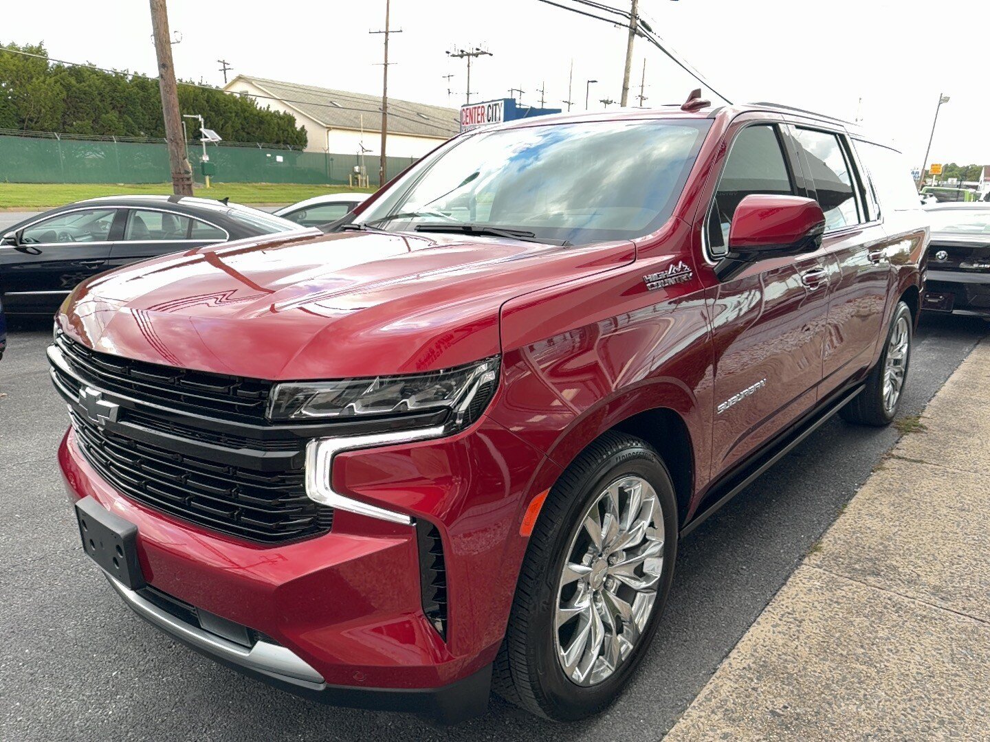 Used 2022 Chevrolet Suburban High Country w/ LPO, Illumination Package AWD/4WD image 6