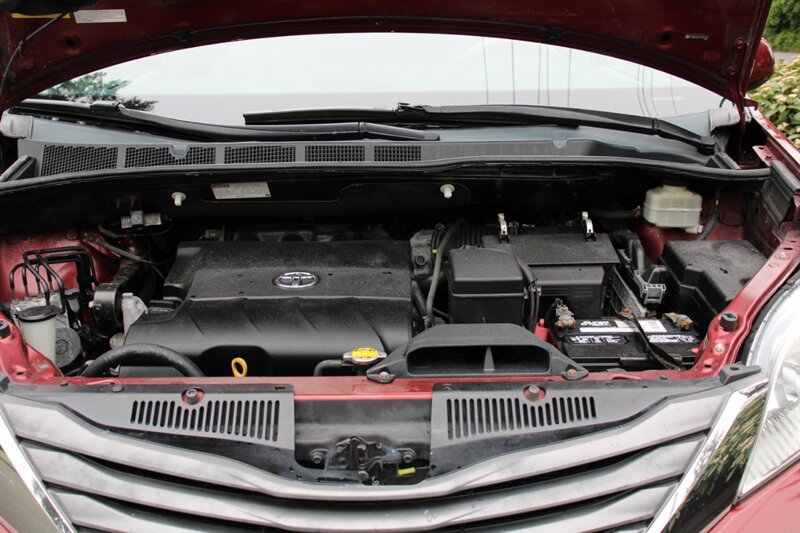 Used 2011 Toyota Sienna XLE w/ Entertainment Pkg image 21
