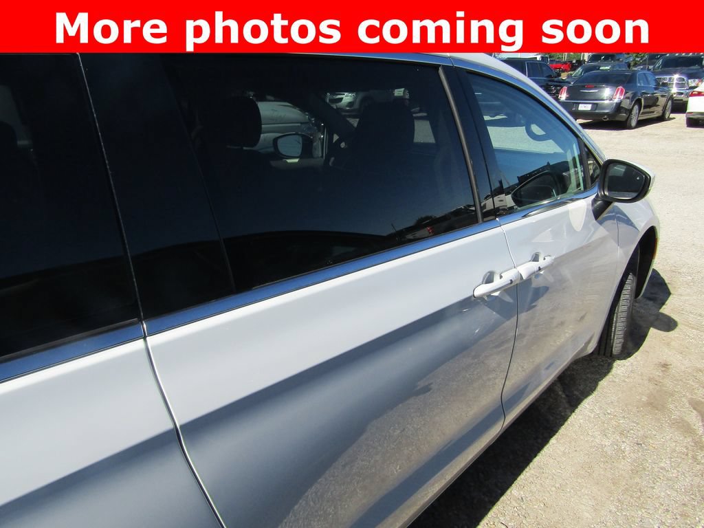 Used 2023 Chrysler Pacifica Touring-L FWD image 6