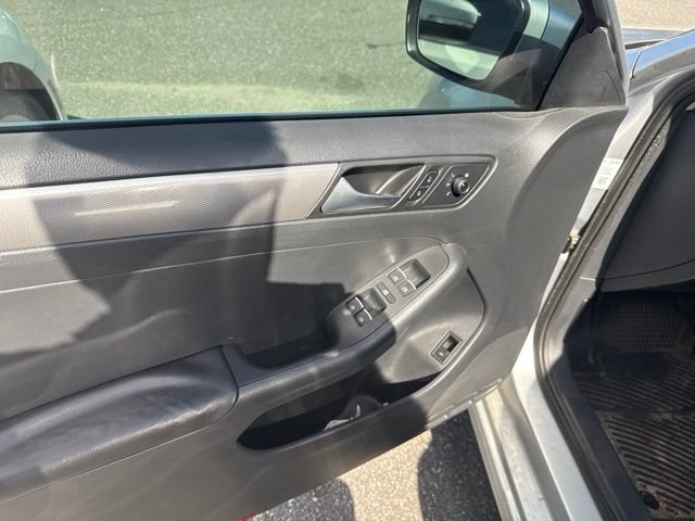 Used 2015 Volkswagen Jetta SE FWD image 17