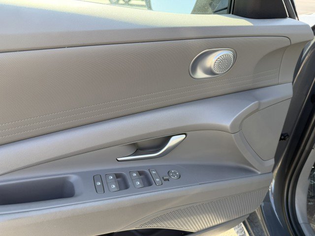 Used 2024 Hyundai Elantra SEL FWD image 13
