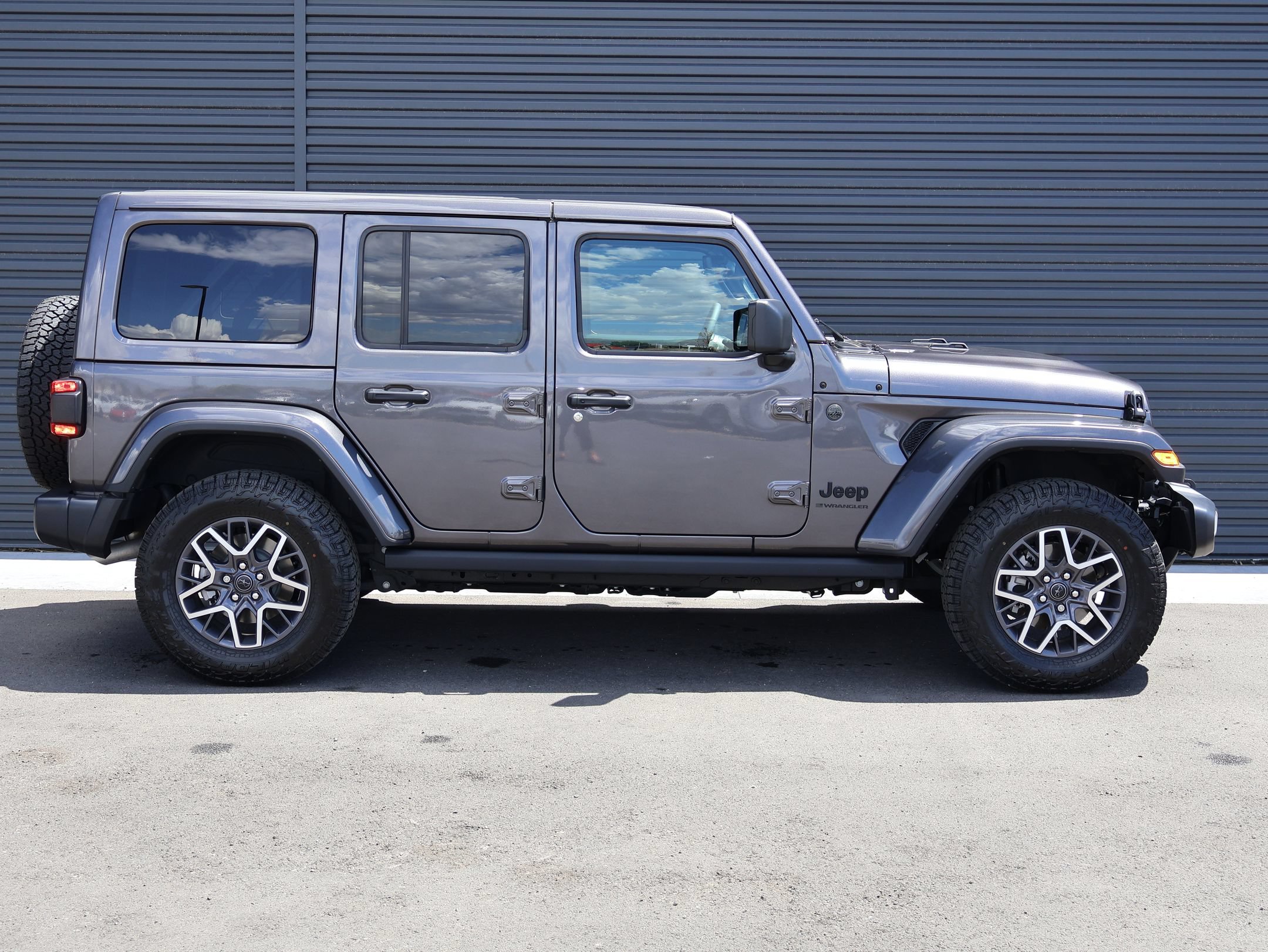 Used 2025 Jeep Wrangler Unlimited Sahara AWD/4WD image 4