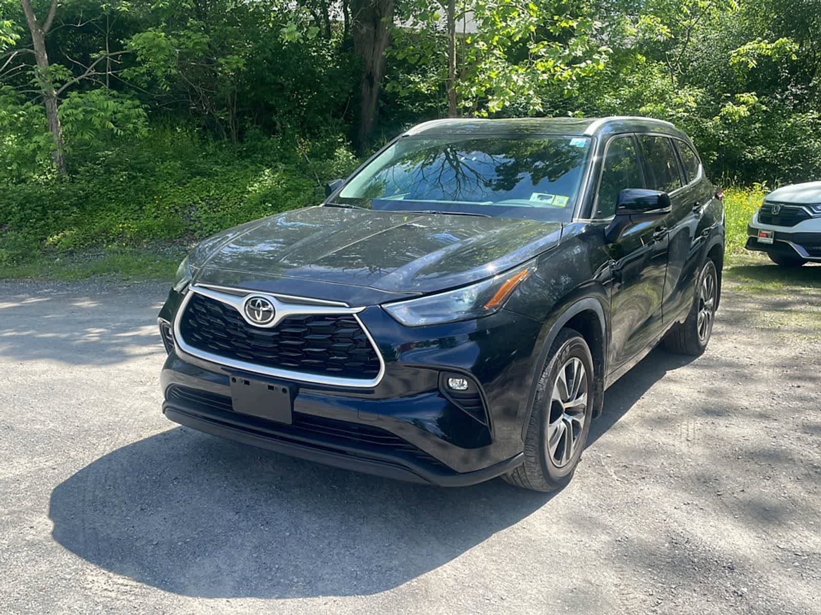 Used 2022 Toyota Highlander XLE AWD/4WD image 1