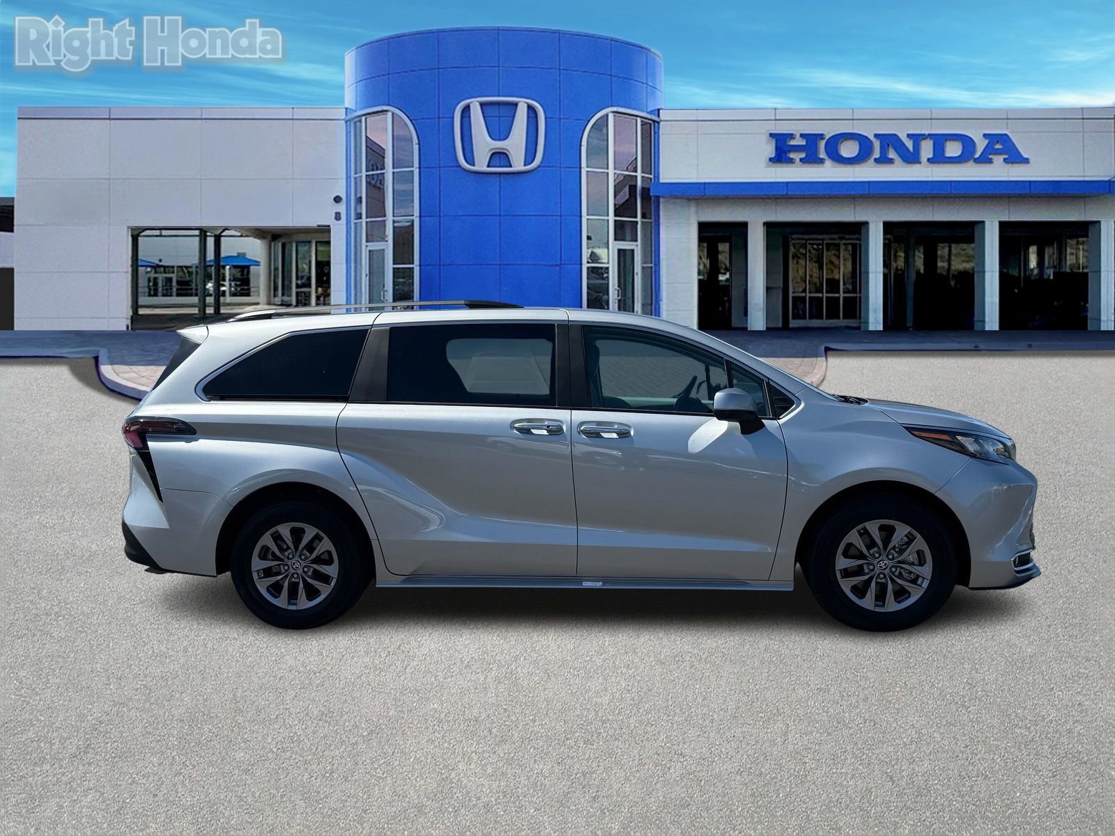 Used 2024 Toyota Sienna XLE FWD image 9