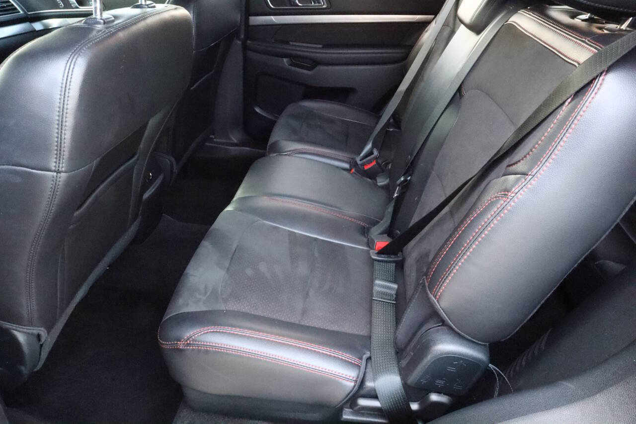 Used 2018 Ford Explorer XLT w/ Equipment Group 202A image 6