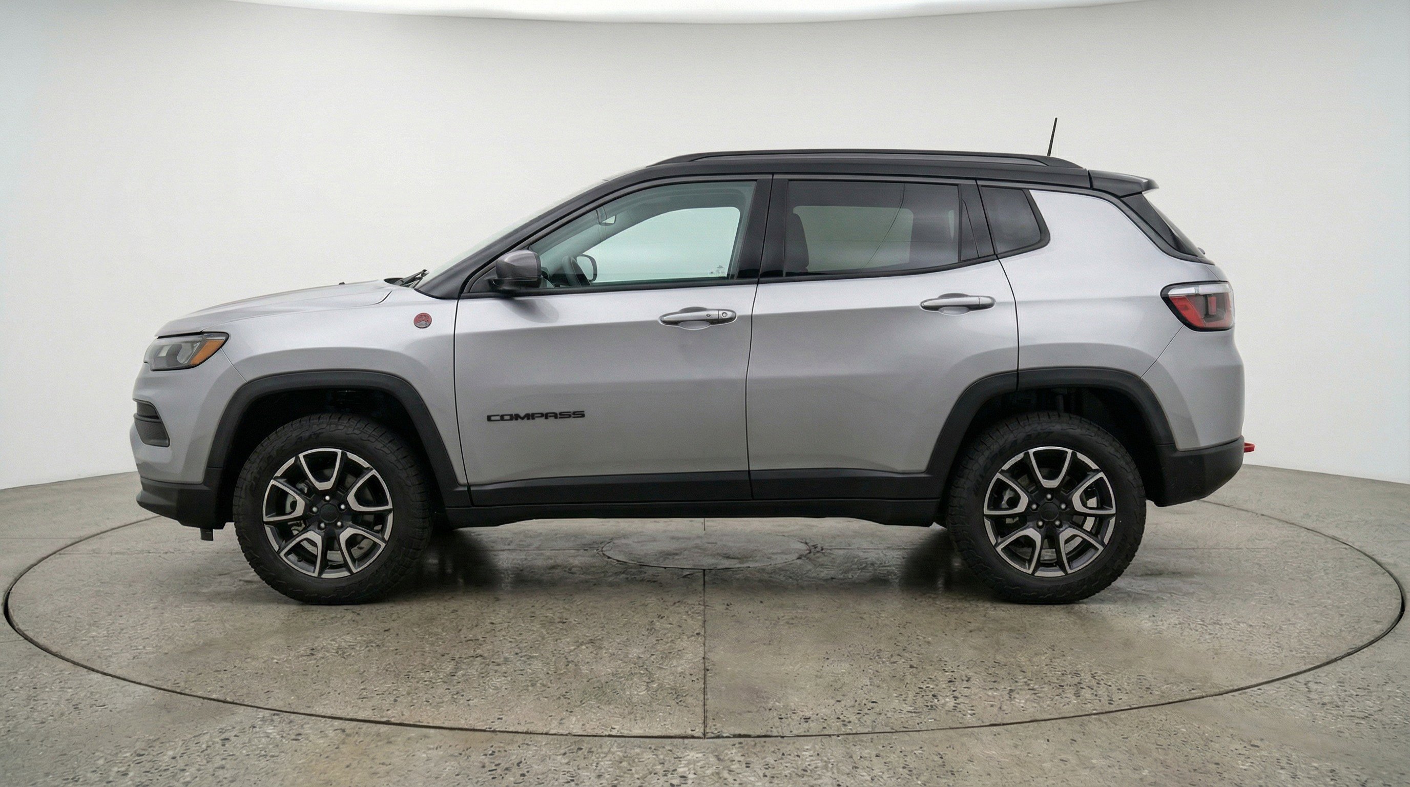 Used 2025 Jeep Compass Trailhawk image 5