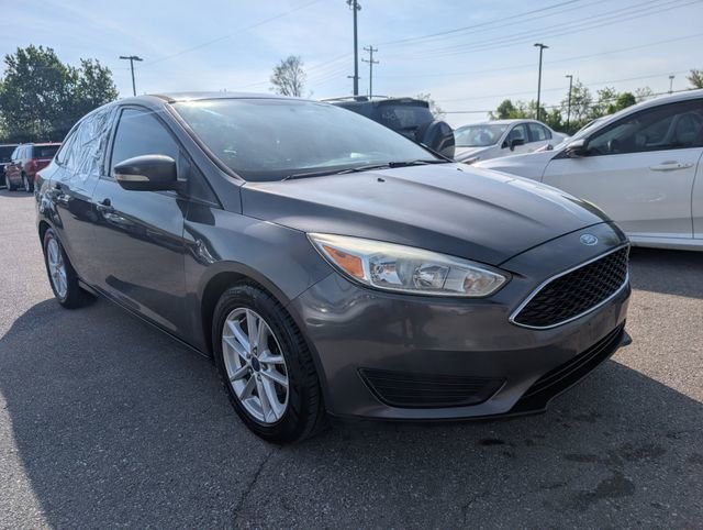 Used 2015 Ford Focus SE FWD image 1