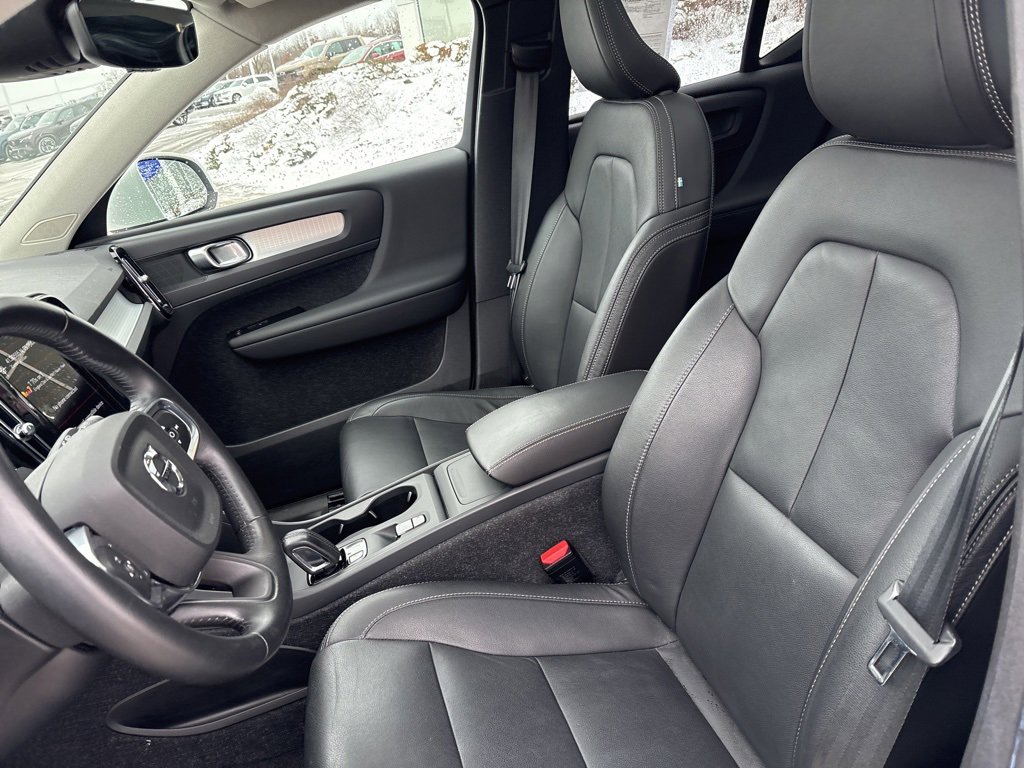 Used 2021 Volvo XC40 T5 Momentum w/ Premium Package image 17