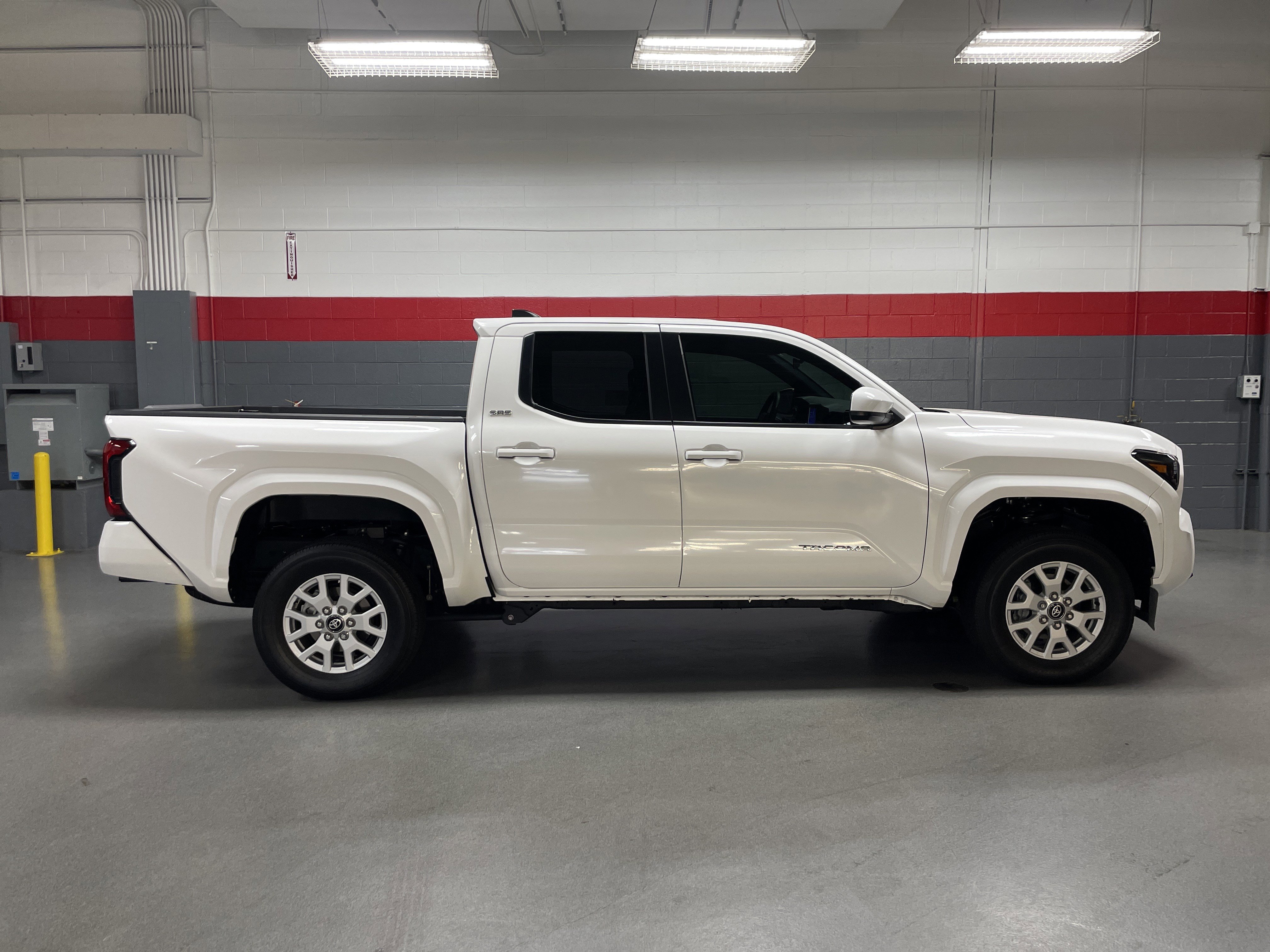 Used 2025 Toyota Tacoma SR5 AWD/4WD image 8