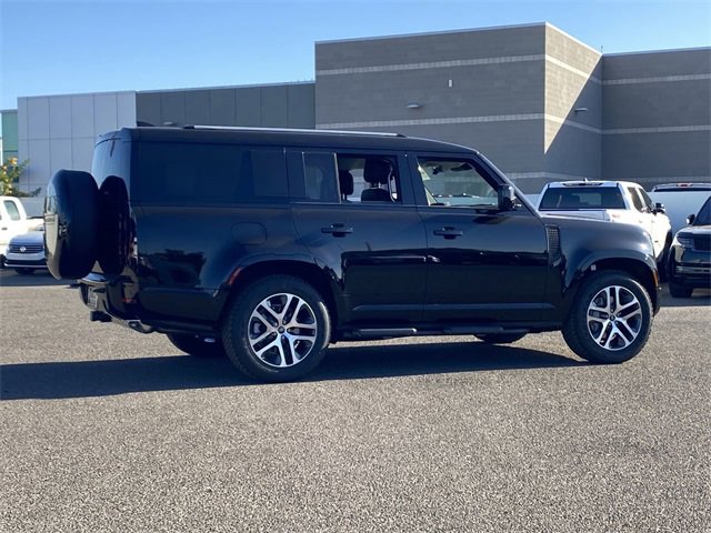 New 2025 Land Rover Defender 130 X-Dynamic SE image 18