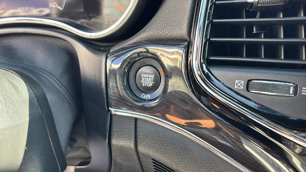 Used 2020 Jeep Grand Cherokee Overland AWD/4WD image 15