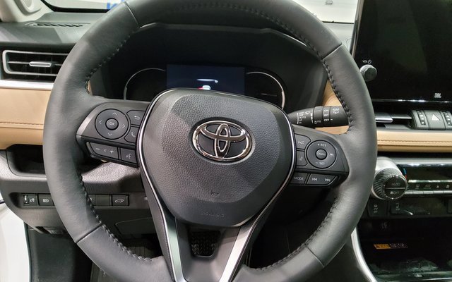 Used 2025 Toyota RAV4 XLE Premium image 27