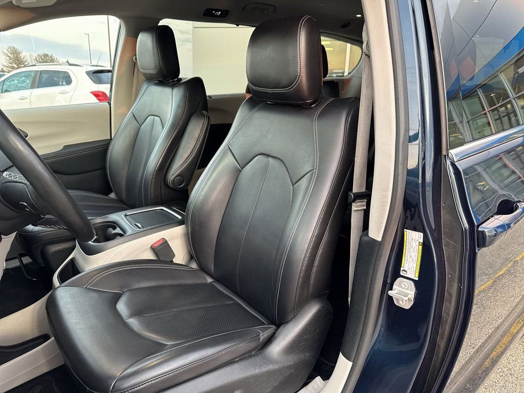 Used 2023 Chrysler Pacifica Touring-L image 12