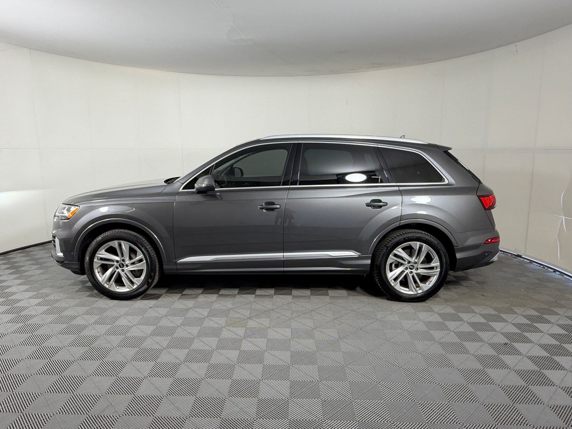 Used 2022 Audi Q7 3.0T Premium Plus w/ Premium Plus Package AWD/4WD image 2