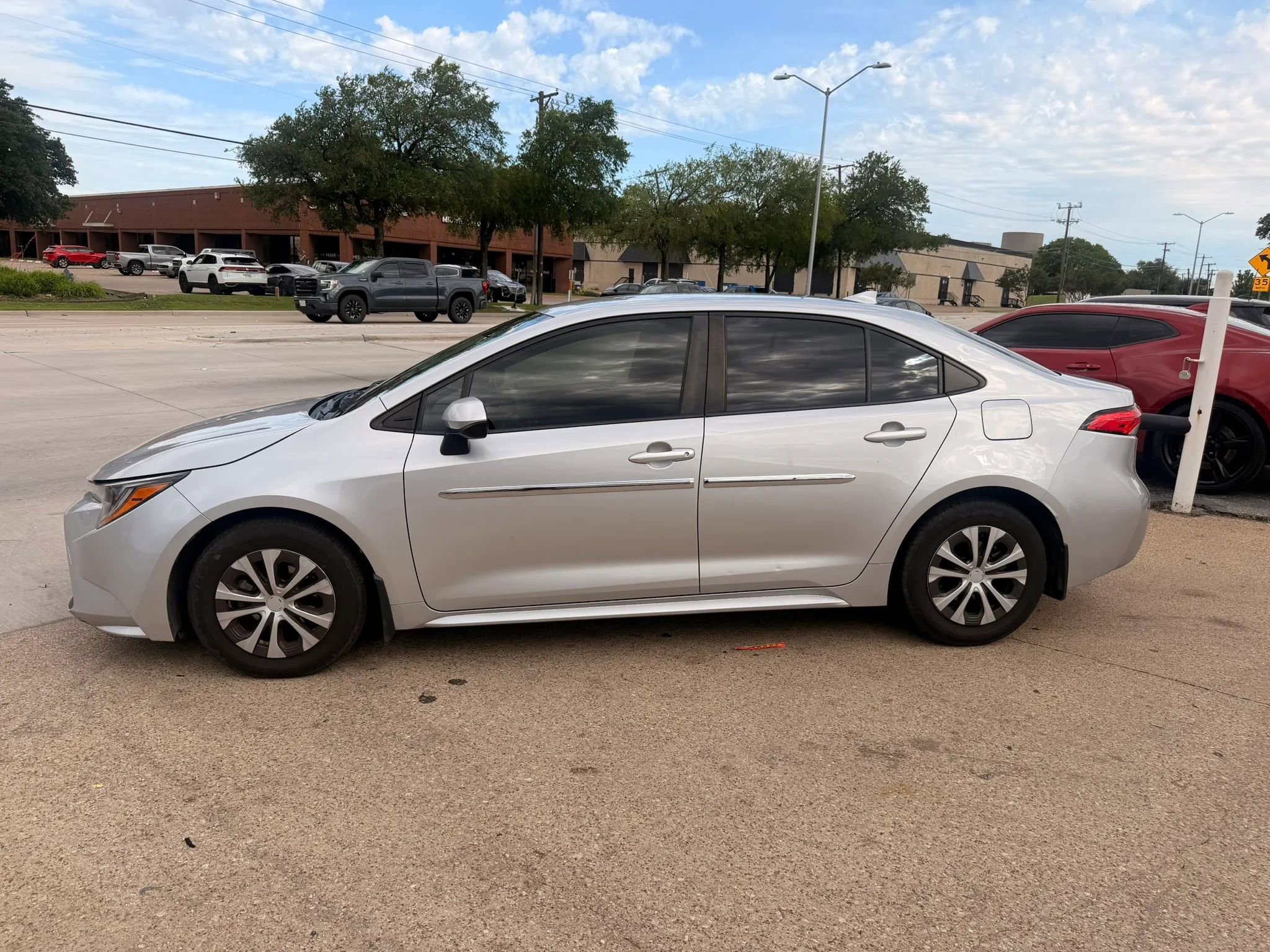 Used 2022 Toyota Corolla LE FWD image 2