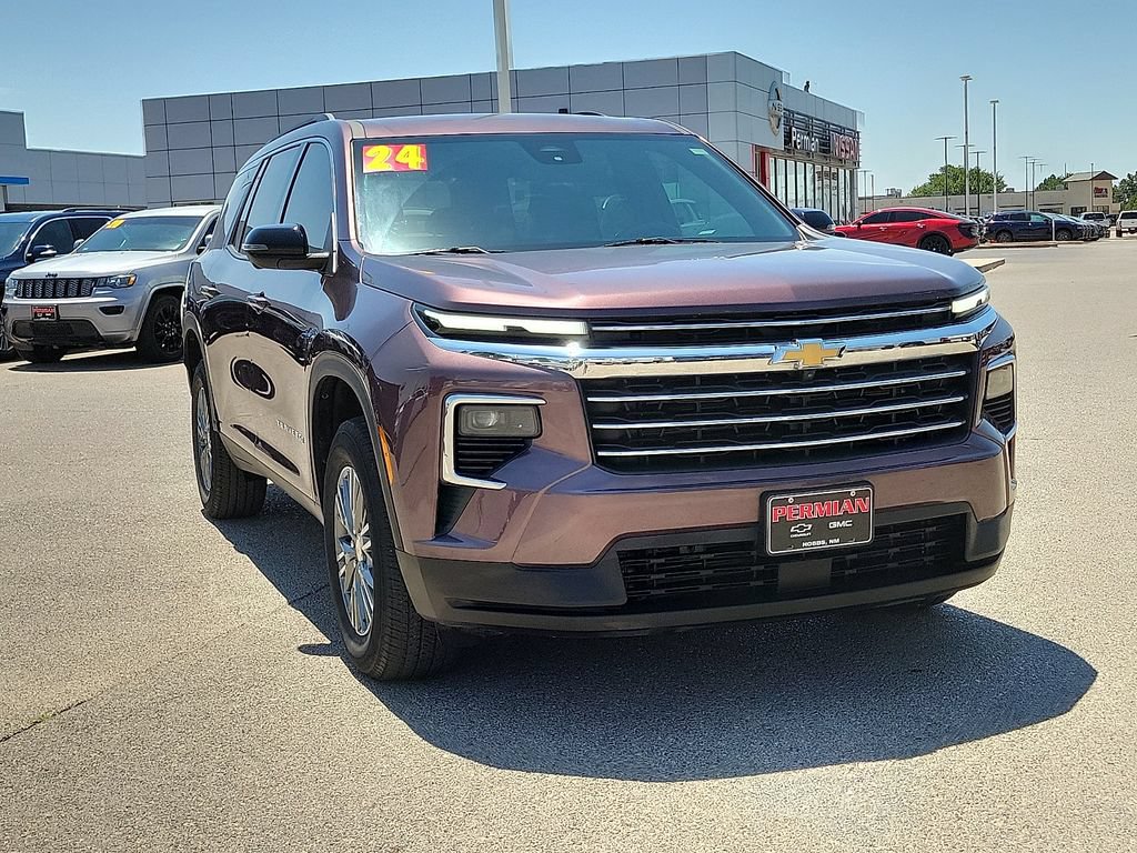 Used 2024 Chevrolet Traverse LT FWD image 2
