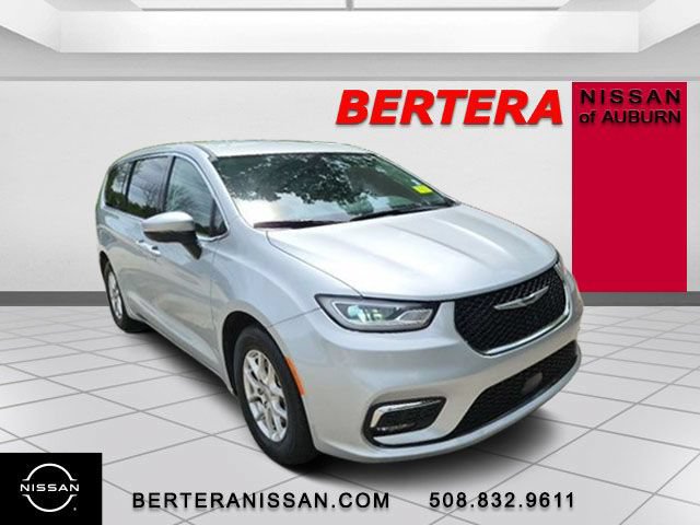 Used 2023 Chrysler Pacifica Touring-L FWD image 4