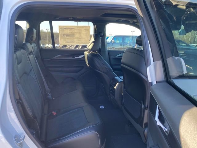 New 2025 Jeep Grand Cherokee Altitude AWD/4WD image 30
