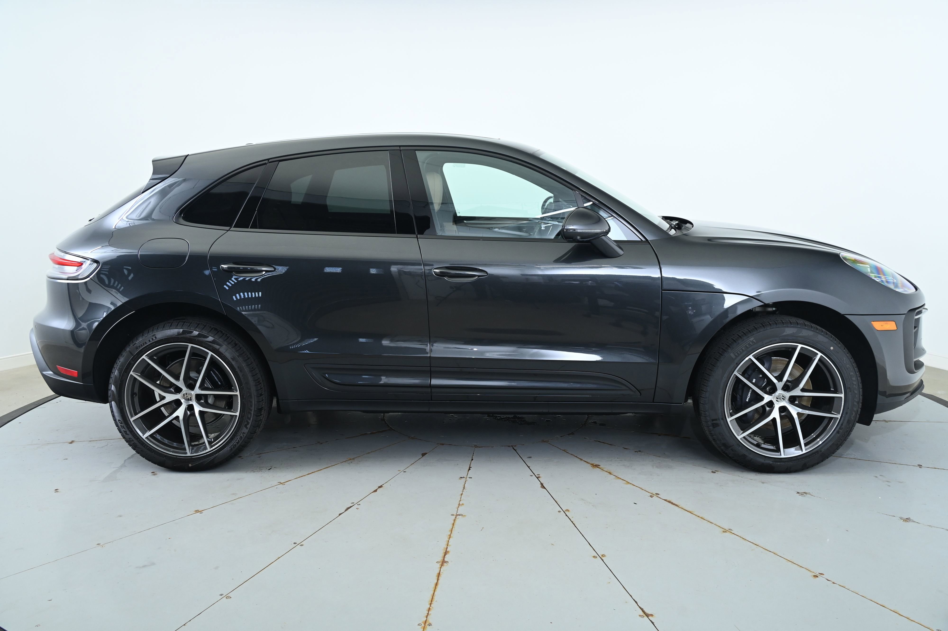 Certified 2025 Porsche Macan image 8