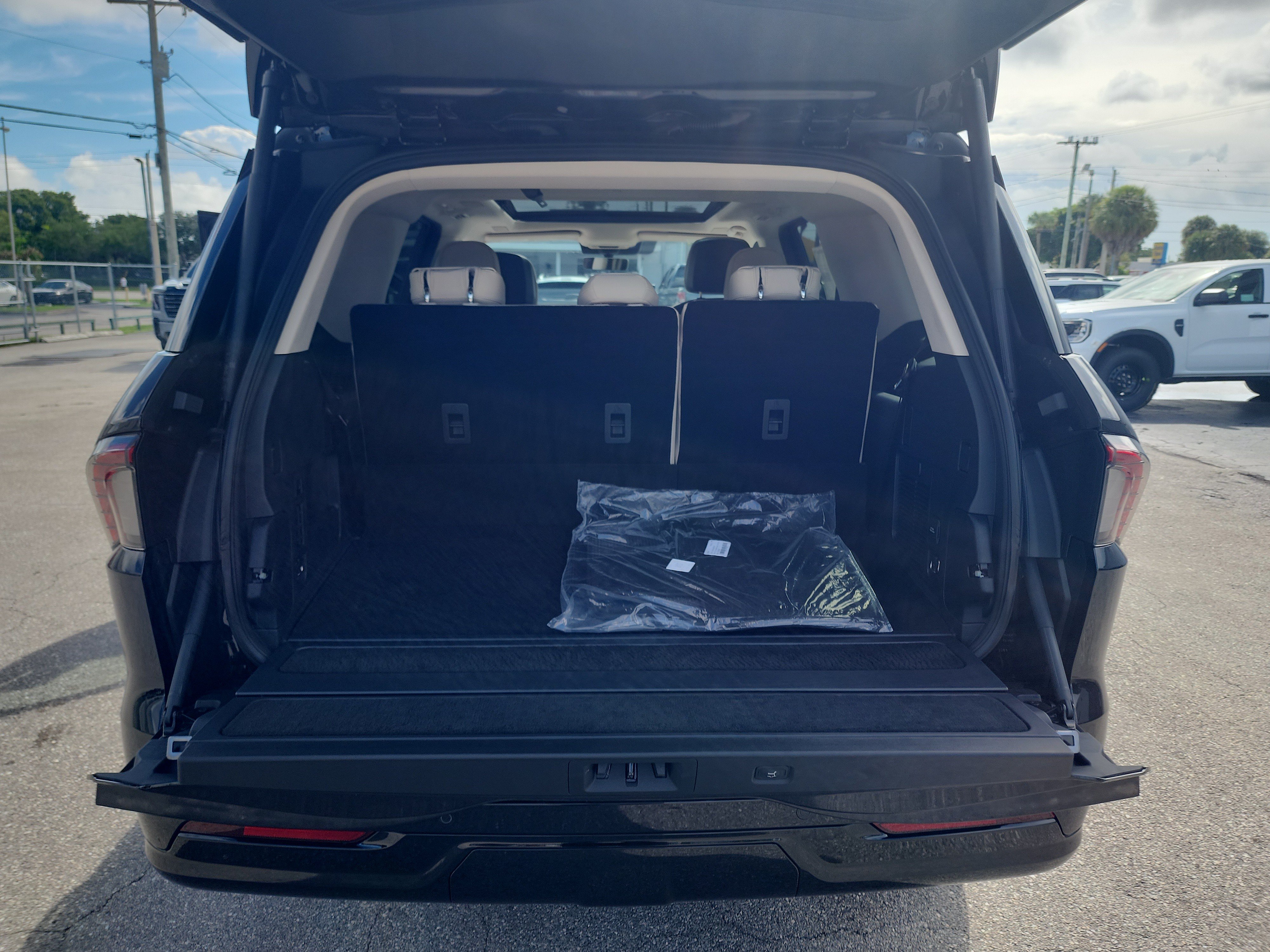 New 2027 Lincoln Navigator Reserve w/ Jet Appearance Package AWD/4WD image 23