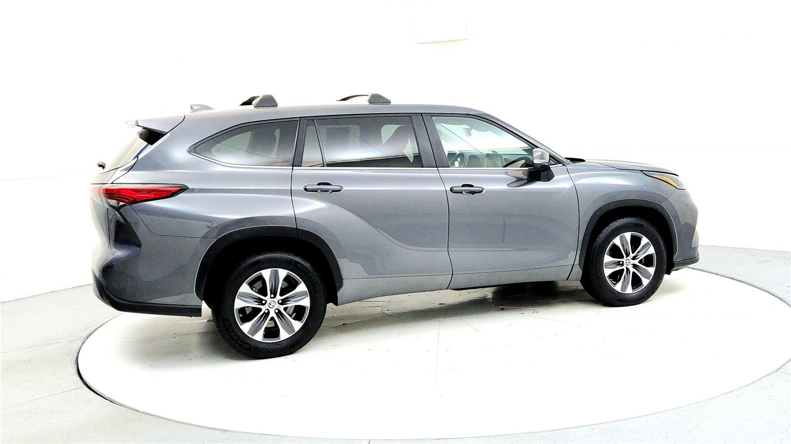 Certified 2023 Toyota Highlander XLE image 6