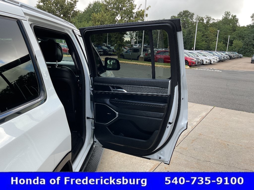 Used 2024 Jeep Wagoneer Series II w/ Flexible Seating Group AWD/4WD image 18