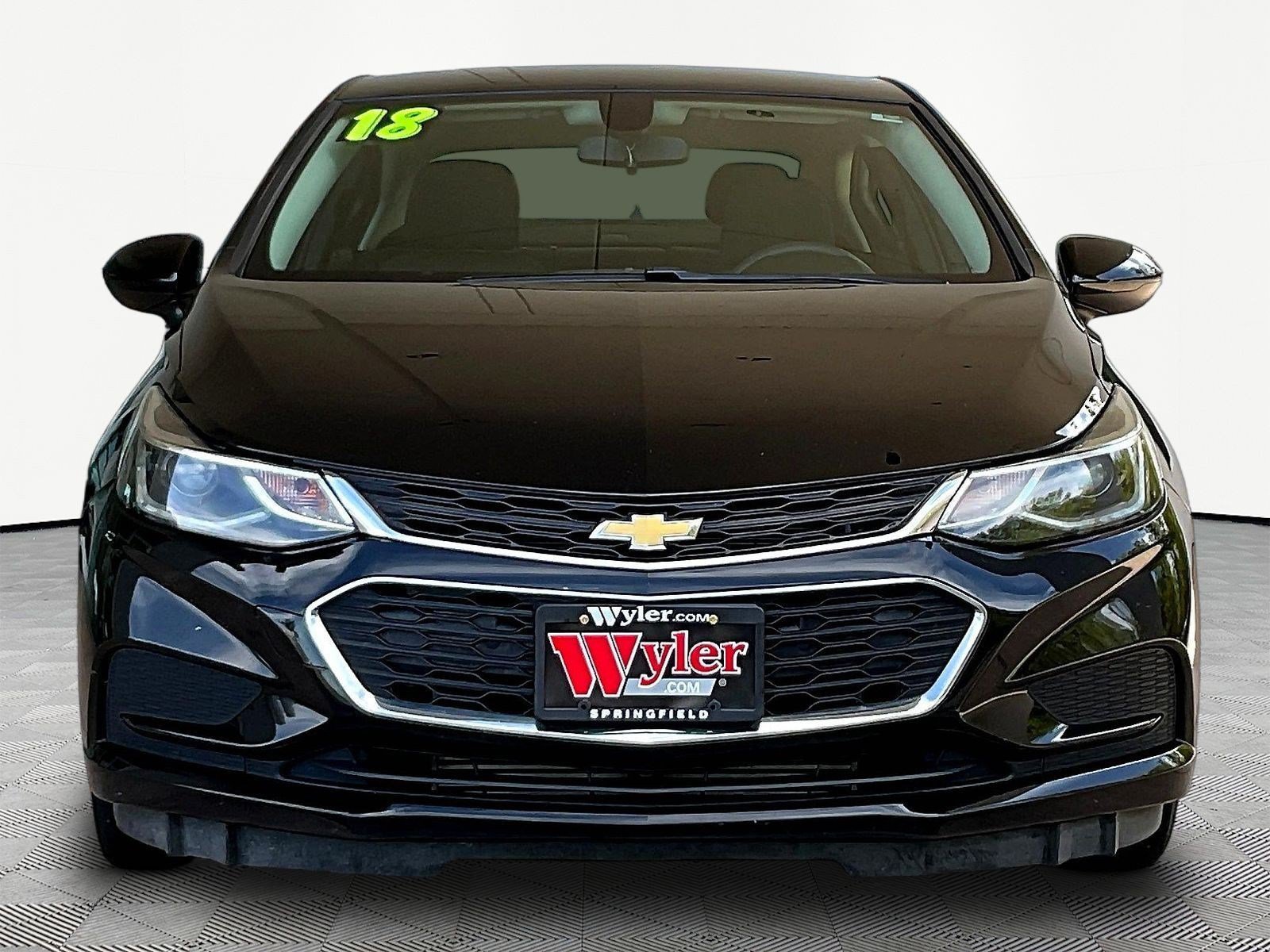 Used 2018 Chevrolet Cruze LT FWD image 2