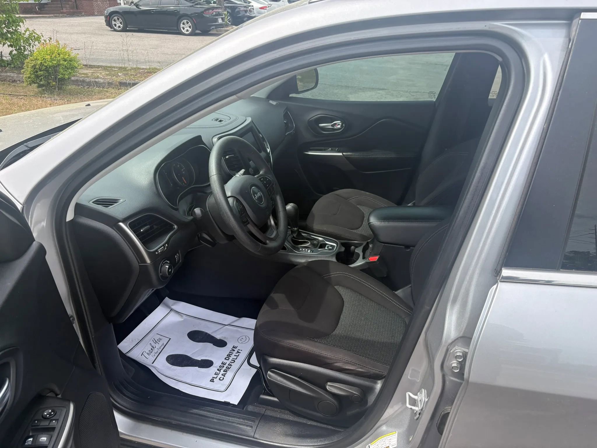 Used 2019 Jeep Cherokee Latitude w/ Popular Appearance Group image 2