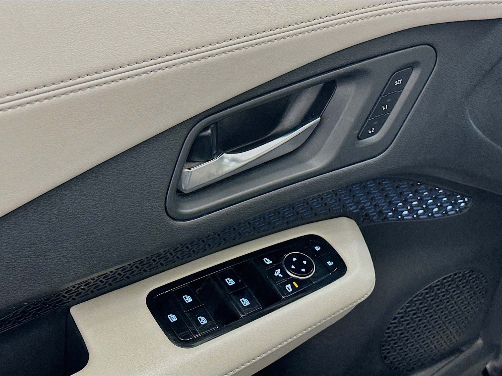 Used 2023 Nissan Ariya AWD image 15