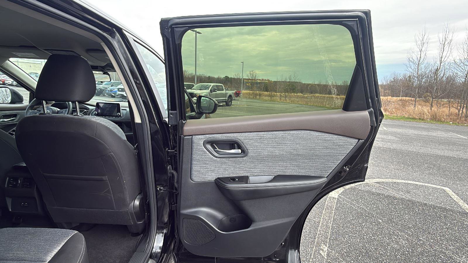 Used 2023 Nissan Rogue SV image 18