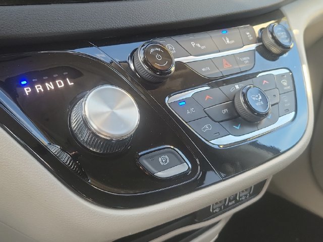 Used 2024 Chrysler Pacifica Touring-L FWD image 26