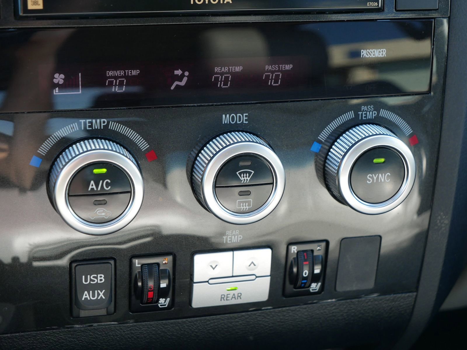 Used 2012 Toyota Sequoia Platinum AWD/4WD image 25