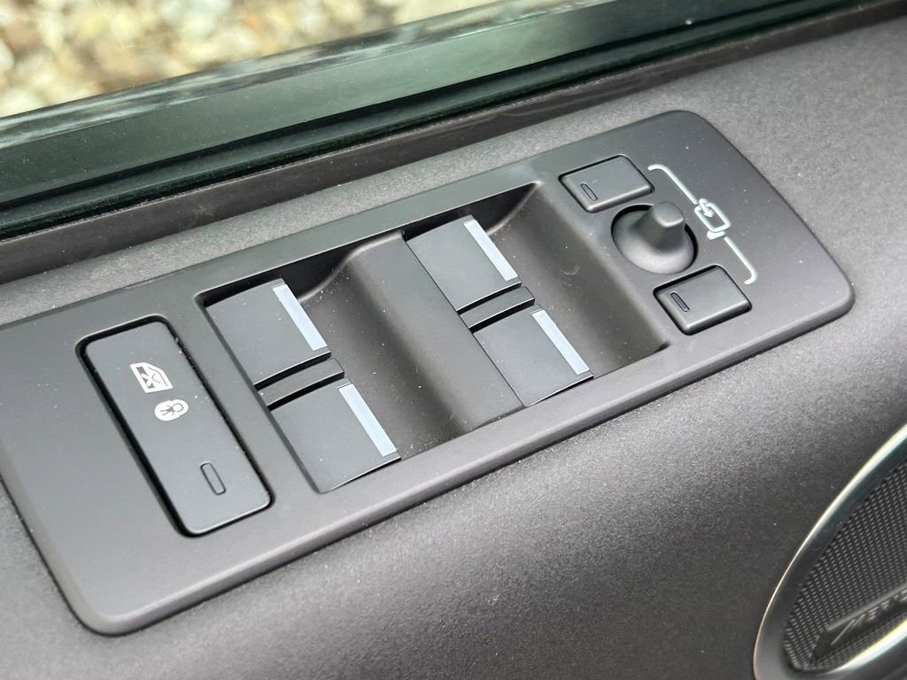 Used 2024 Land Rover Discovery S image 26