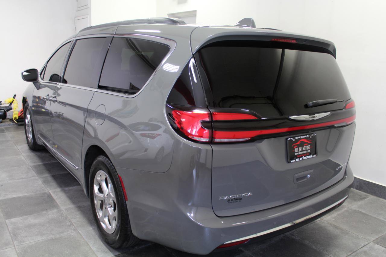 Used 2022 Chrysler Pacifica Limited image 5