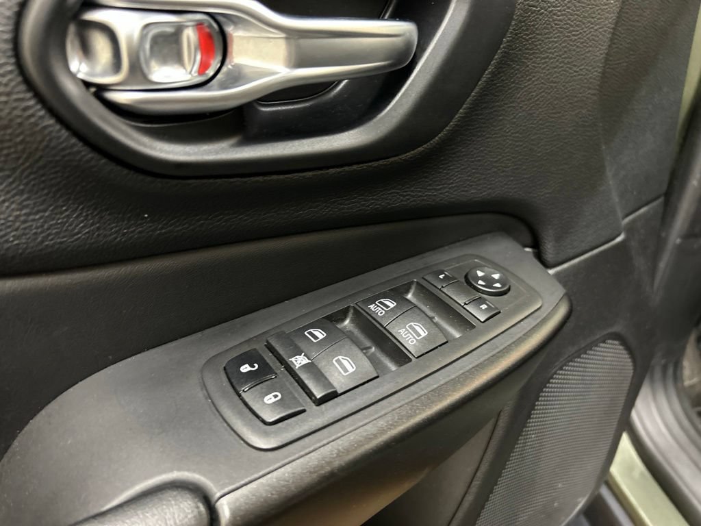 Used 2021 Jeep Cherokee Trailhawk w/ Sun, Sound & Nav Group AWD/4WD image 27