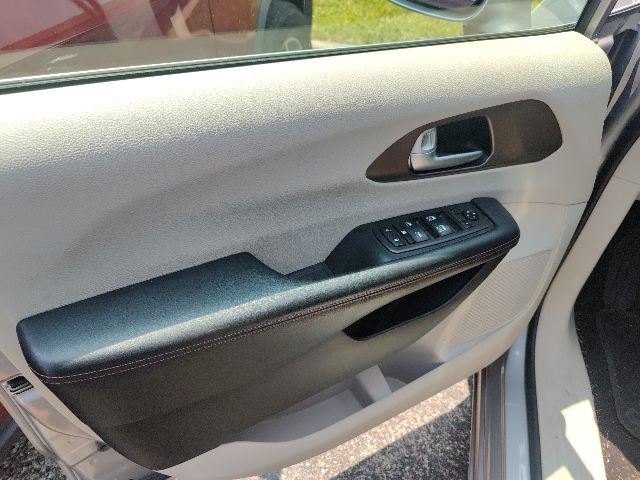 Used 2018 Chrysler Pacifica Touring-L FWD image 22