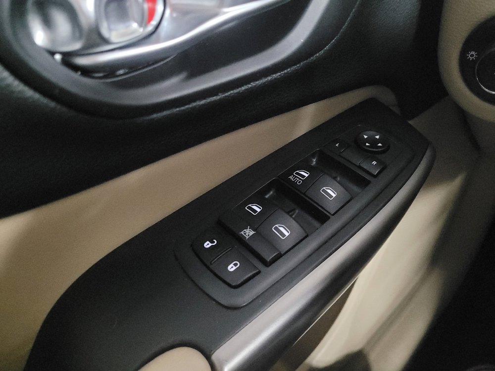 Used 2019 Jeep Cherokee Latitude w/ Popular Appearance Group FWD image 27
