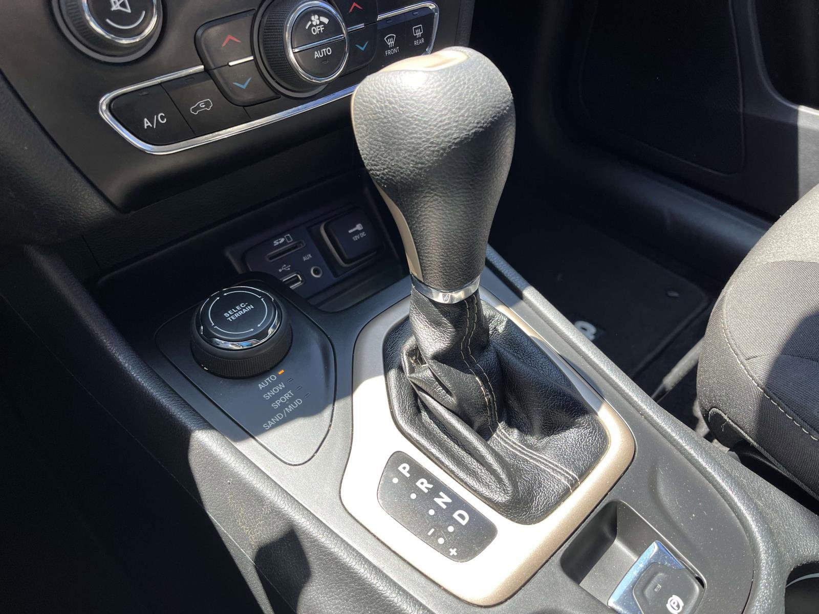 Used 2014 Jeep Cherokee Latitude w/ Comfort/Convenience Group image 25