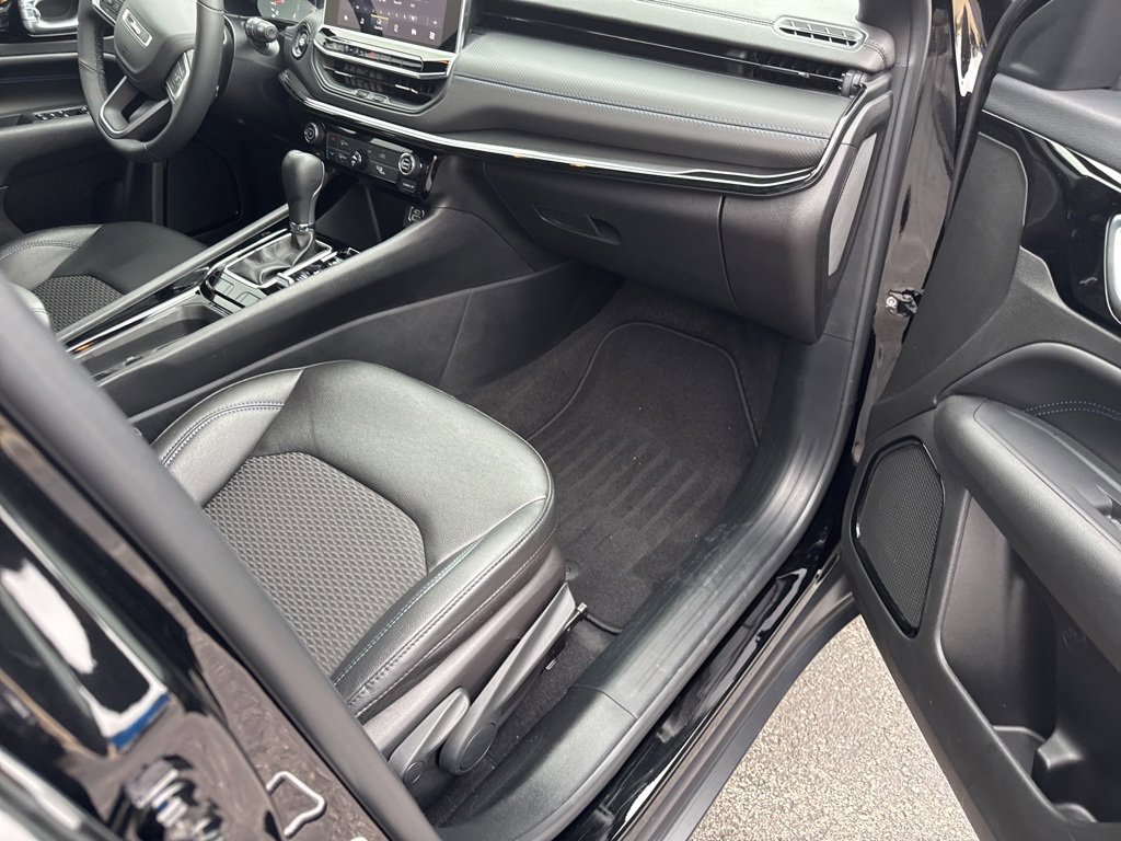 Used 2025 Jeep Compass Latitude w/ Altitude Special Edition image 12